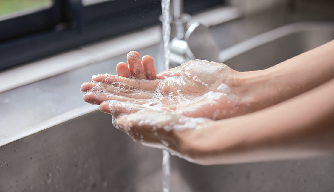 [라이프케어] 세면대에서 손을 씻고 있습니다.