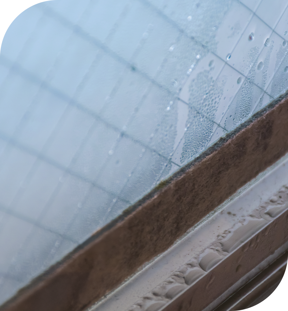 [라이프케어] 창문에 결로가 생겨 창문과 창틀에 맺혀 있는 사진입니다.