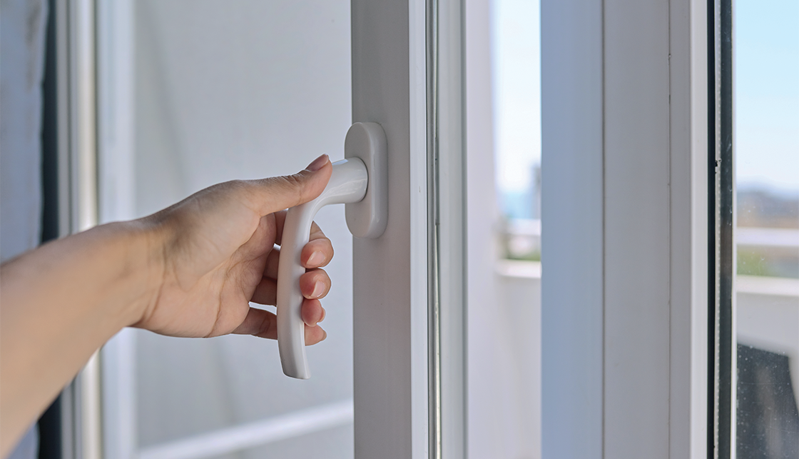 [라이프케어] 환기를 위해 창문을 열고 있습니다.