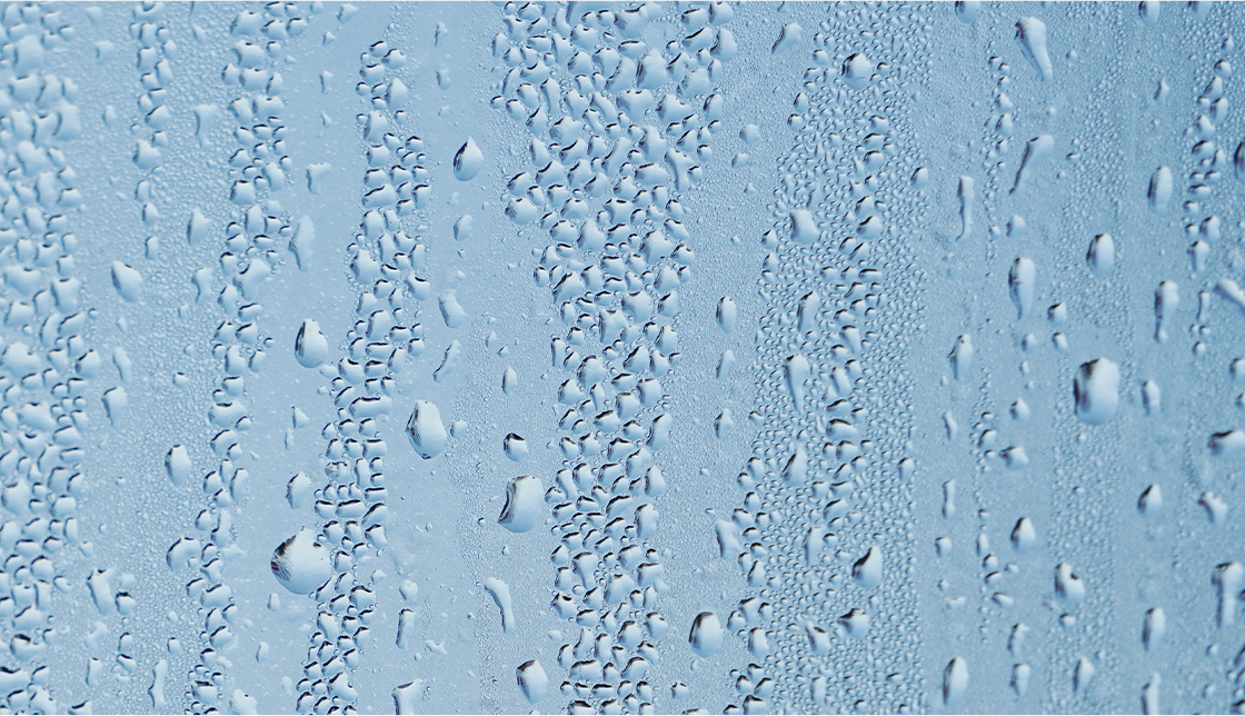 [라이프케어] 창문에 생긴 결로를 확대하여 찍은 사진입니다.