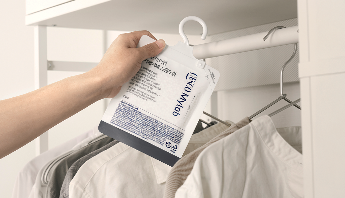 [라이프케어] 행거에 세스코 마이랩 습기제거제 스탠드형을 걸고 있습니다.