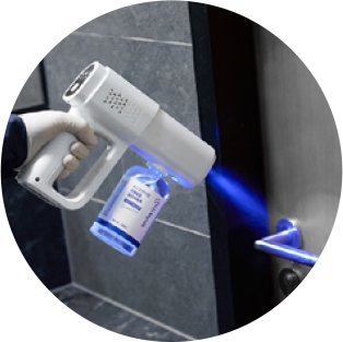 플러스 알파케어로 손잡이를 소독 살균하고 있는 모습입니다.